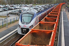 Croisement d'un TER pour Rouen et d'un train de bennes pour Rouxmesnil-Bouteilles