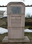 Gedenkstein in der Schloßallee in Moritzburg mit einem Relief von Etha Richter
