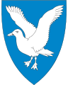 5616 Hasvik I blått en oppflyvende sølv måke [7] Måse er en svært vanlig fugl i området.