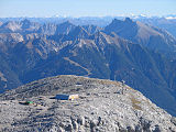 Der Ostgipfel der Hohen Munde, dahinter Karwendel und Zentralalpen