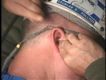Soubor: Jak nosit měkké pěnové špunty do uší pomocí techniky Roll-Pull-Hold. Web.webm