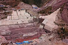 Строящаяся гидроэлектростанция Хуандэн.jpg