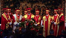 Photo des chevaliers du Tastevin, en habit rouge et jaune de cérémonie