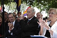 Inauguración do Xardín dos Combatentes da Nove en Madrid. Rafael está no centro da foto, á beira de M. Carmena.