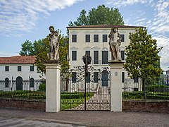 Ingresso alla Villa Querini (Mestre) con statue di Giove e Ercole (a destra) di Girolamo Albanese a Mestre-Venezia.