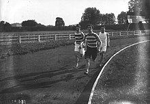 Photographie noir et blanc de trois coureurs de fond.