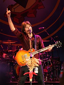 Fogerty performing in لوکا، Italy, ژوئیه ۲۰۰۹