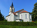 Kirche mit Kirchhof, Grabmal (heute ohne Bezeichnung) für die Gutsherrschaft, ein weiteres Grabmal und Reste der alten Kirchhofsmauer mit Eingängen