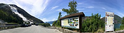 Kiosk og informasjonstavler ved Langfossen Fordreid panoramafoto: Juni 2020