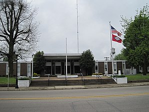 Lafayette County Courthouse (2013). Das 1966 im Stile der Moderne fertiggestellte Courthouse ist seit September 2015 im NRHP eingetragen.[1]