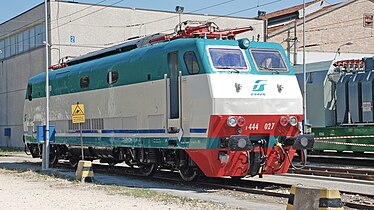 La locomotiva E.444R.027 (serie E.444R), in livrea XMPR.