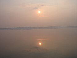 pohled přes jezero na jihozápad