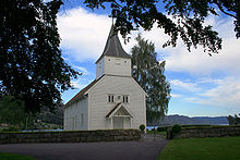 Bild einer weißen Holzkirche mit dunklem Dach