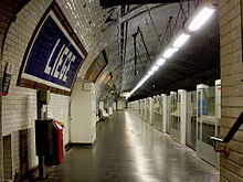 Vue du quai doté de portes palières, en direction du nord de la ligne 13 (vers Asnières et Saint-Denis), en septembre 2013.