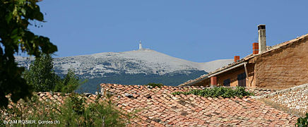 le Mont Ventoux au-dessus des toits de Flassan