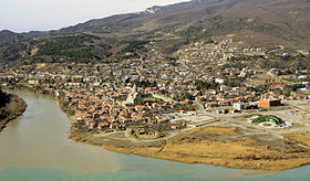 Mtskheta panorama s katedrálou Svetitskhoveli (leden 2013) .jpg