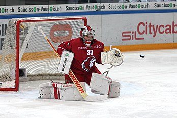 Le joueur de hockey sur glace suisse Pascal Caminada sous le maillot du Lausanne Hockey Club. (définition réelle 2 500 × 1 665)