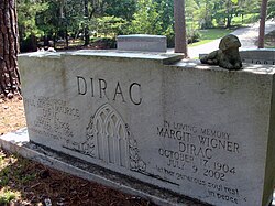 این هم تصویری از آرامگاه پل دیراک در فلوریدا. همسرش (خواهر یوجین ویگنر) نیز همانجا دفن شده.