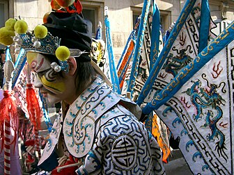Une figurante en costume traditionnel lors d’un défilé à Paris célébrant le Nouvel An chinois. (définition réelle 1 600 × 1 200)