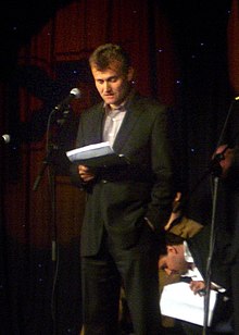 יו דניס בהקלטת תוכנית הרדיו "The Now Show" ב-2005