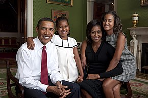 Barack Obama s manželkou Michelle a dcerami Natashou (vlevo) a Maliou (vpravo). Zelená místnost Bílého domu. (Foto: Annie Leibovitz, 1.9.2009)