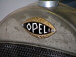 Opel-Markenemblem am Opel 4/20 (1929-1931)