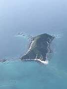 Photographie aérienne d'une petite île.