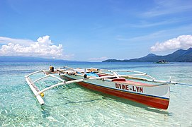 ホワイト島の透き通った海とアウトリガーカヌー