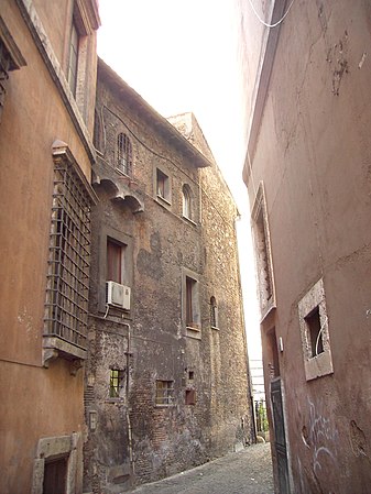 Den medeltida byggnaden vid Vicolo della Cuccagna.