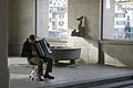 Pawel Runow als Straßenkünstler in der Eingangshalle des Helmhauses in Zürich