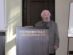 Pertti Lindfors 9. syyskuuta 2005 Tieteiden Talossa 75-vuotisjuhlakirjansa julkistamistilaisuudessa.