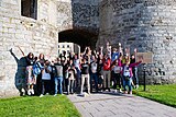 Photo de groupe au Wikicamp lors de la visite guidée du centre-ville de Dieppe