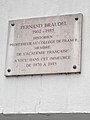 No 59, plaque en hommage à Fernand Braudel .