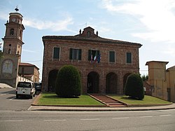 Quargnentská radnice, vlevo bazilika svatého Dalmáce
