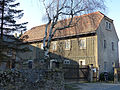 Wohnstallhaus eines Zweiseithofes mit Hofmauer und Hofeinfahrt