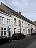 Huis met brede voorgevel met consolefries