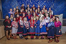 Gruppenfoto im norwegischen Sameting, worauf fast alle Personen samische Tracht tragen