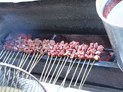 Sate kambing mentah (sate wedhus) lagi dipanggang