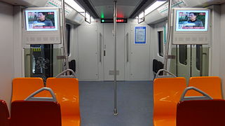 Interior de un tren de la línea 16.