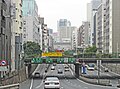 行經市區之封閉道路，主綫與鄰近道路採坡度分離