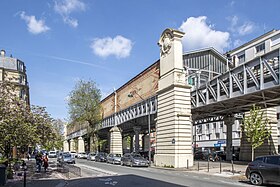 La station vue depuis le boulevard Garibaldi.