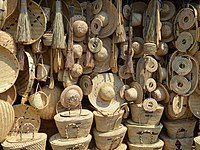 Վաճառվում են ծղոտե գլխարկներ և զամբյուղներ Զամբիայի Մեծ Արևելյան ճանապարհի Լուանգվա շրջադարձի վրա
