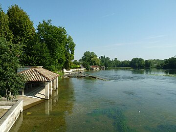 Le lavoir et la Touvre, vue du pont