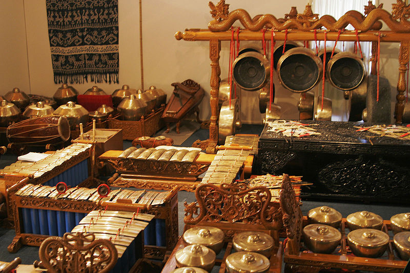 Berkas:Traditional indonesian instruments02.jpg