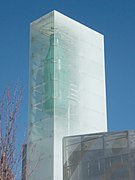 Bouteille de Coca-Cola géante suspendue au-dessus de la façade du "World of Coca-Cola", le musée Coca-Cola à Atlanta.