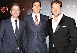 A rendező, Zack Snyder és a főszereplők: Henry Cavill és Russell Crowe 2013-ban, Az acélember világpremierjén (Ausztrália, Sydney) IMDB 7,3/10 (412 955 szavazat)