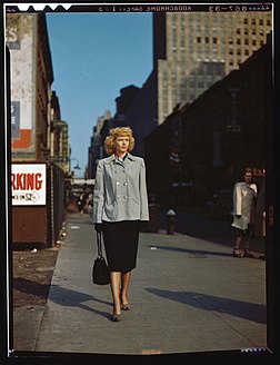 Dottie Reid, la chanteuse du Benny Goodman orchestra, dans les rues de New York, N.Y., vers 1947.