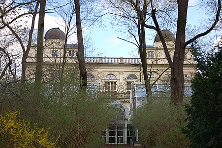 Fasada południowa (na pierwszym planie widać szklarnie ogrodu botanicznego)