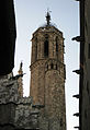Een van de twee achthoekige klokkentorens