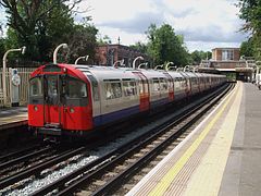 Een TS1973 metrostel (Piccadilly Line) eveneens op weg naar Uxbridge.